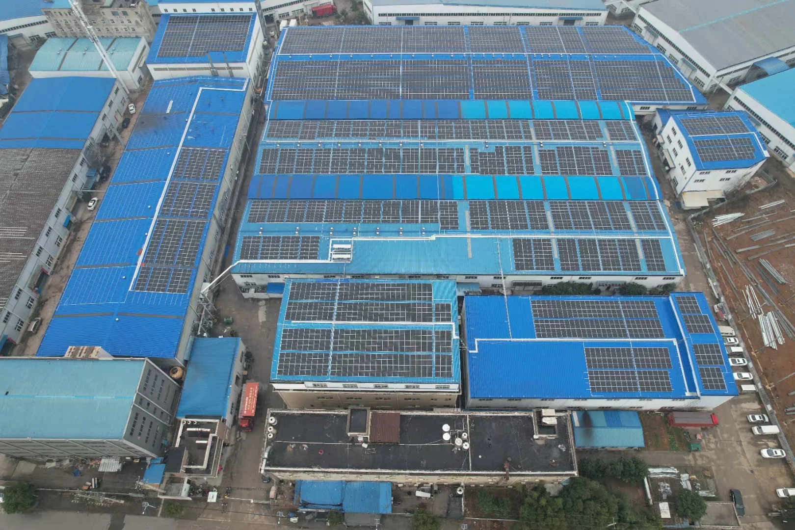 多栋工业厂房屋顶光伏系统俯瞰实景